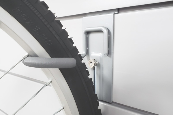 Crochet verrouillagle pour vélo. BIKEHK-L. Tirez le meilleur parti de vos murs! Ce crochet offre une option de rangement rapide et pratique pour votre vélo en l’accrochant verticalement à partir de la roue avant. Convient à tous les types de vélos.