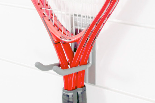 Crochet double verrouillable de 4 po. DHK4-L. Un crochet exceptionnellement polyvalent. Idéal pour les outils tels que les balais, les pelles, les pompes à vélo, les coupe-bordures ou même les perceuses et les sacs à outils !