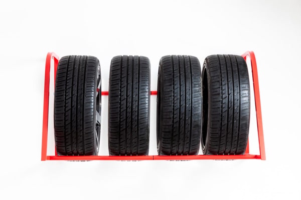 Porte-pneus. TIRERK. Nos porte-pneus sont faciles à assembler et à installer. Conçu pour résister à la déformation, le porte-pneu se boulonne solidement à des goujons, supportant jusqu'à 4 pneus standard.